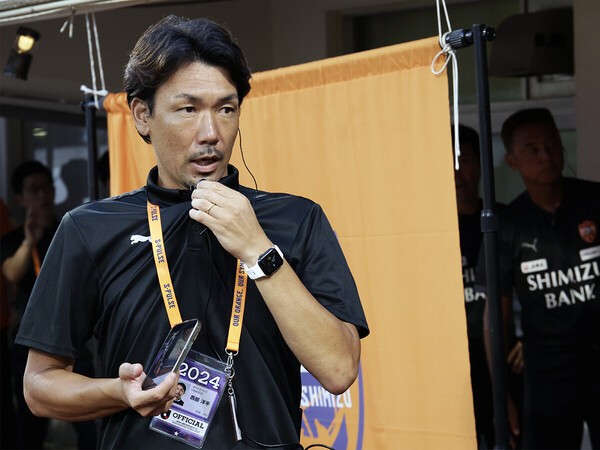 試合日もピッチ外をずっと動き回っていた西部洋平氏　photo by Fujita Masato