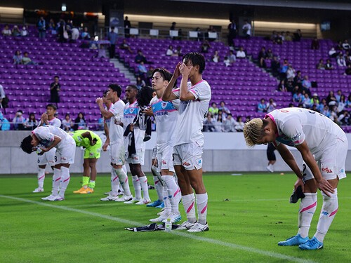 J2降格が決まり下を向くサガン鳥栖の選手たちphoto by J.LEAGUE/J.LEAGUE via Getty Image
