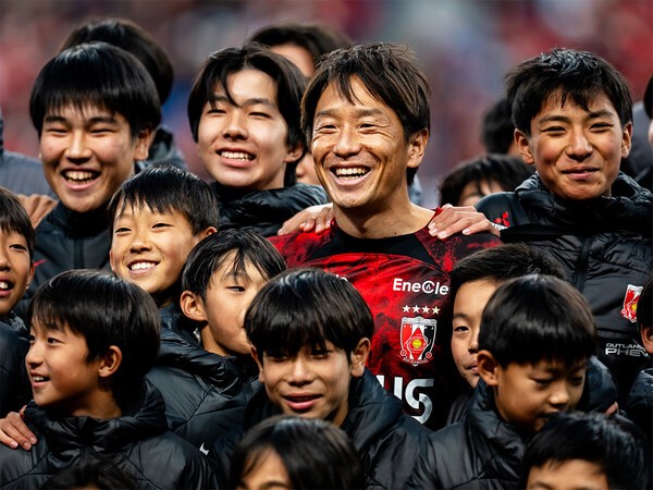 アカデミーの選手たちに囲まれて満面の笑みを浮かべる宇賀神友弥　photo by Sano Miki