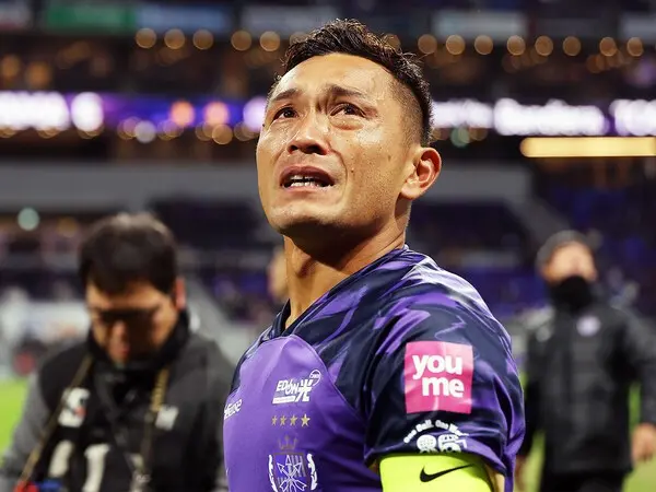 引退セレモニーで涙を流す青山敏弘　photo by Getty Images