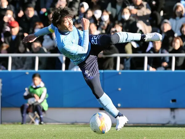 引退試合でボレーシュートを放つ松井大輔　photo by Sponichi/AFLO