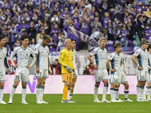 サンフレッチェ広島に敗れ、肩を落とす北海道コンサドーレ札幌の選手たち photo by Kyodo news