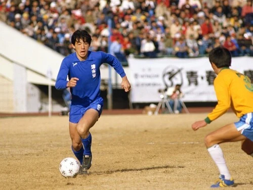 41年前の国立競技場も満員だった。写真は清水東の長谷川健太（現名古屋グランパス監督）　photo by AFLO