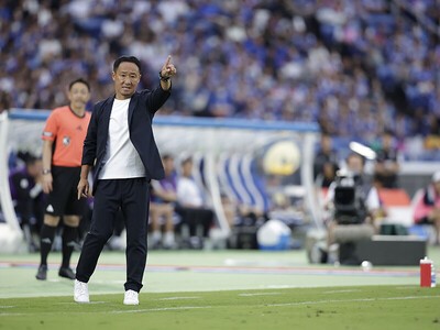 ピッチの選手に指示を送るFC町田ゼルビアの黒田剛監督 photo by Fujita Masato