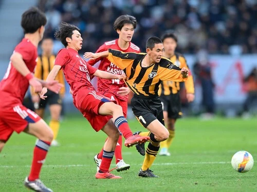 高校サッカー選手権決勝でハイレベルな戦いを見せた前橋育英と流通経済大柏　photo by Kishiku Torao
