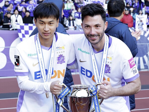 優勝トロフィーを持つ中島洋太朗とトルガイ・アルスラン　photo by Fujita Masato