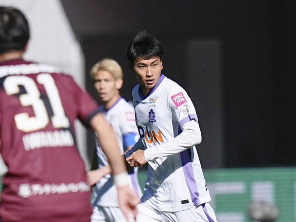 昨季、17歳でJデビューを果たした広島のMF中島洋太朗　photo by Kyodo News