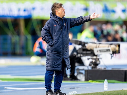 今季開幕戦で選手たちに指示を与える鹿島アントラーズの鬼木達監督 photo by Sano Miki