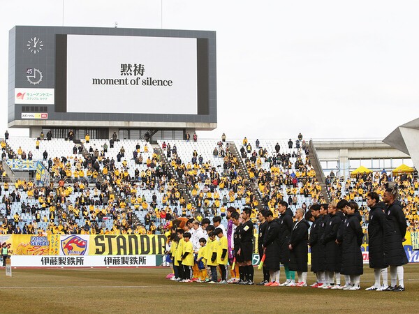 空席の目立つスタジアムで黙祷する選手たち　photo by Getty Images