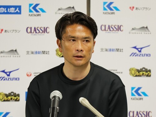 北海道コンサドーレ札幌の岩政大樹監督。チームを進化させるべく奮闘しているが開幕４連敗を喫している　photo by Getty Images