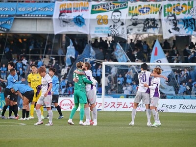 第４節、川崎フロンターレを０－１で破り喜ぶ京都サンガの選手たち 
