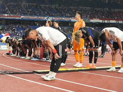 ファジアーノ岡山戦後、客席むかって頭を下げる横浜Ｆ・マリノスの選手たちphoto by Hiroki Watanabe/Getty Images
