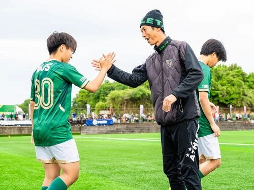 選手たちをピッチに送り出す東京ヴェルディユースの小笠原資暁監督　photo by Sano Miki