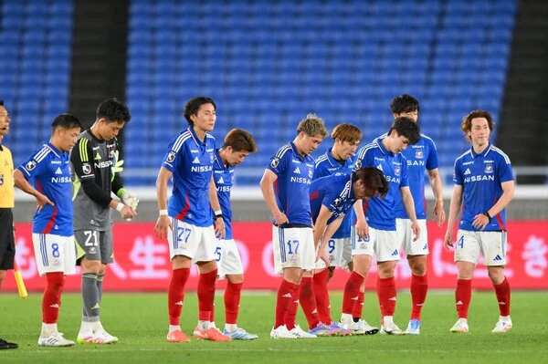思うような結果を得られず、うなだれる横浜FMの選手たち　photo by Torao Kishiku