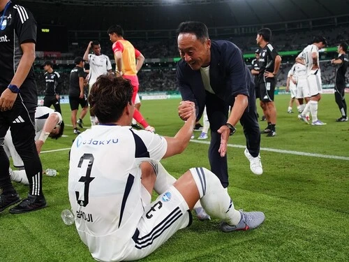 FC町田ゼルビアはJ1第24節東京ヴェルディ戦に勝利してリーグ５連勝。選手を労う黒田剛監督　photo by Getty Images