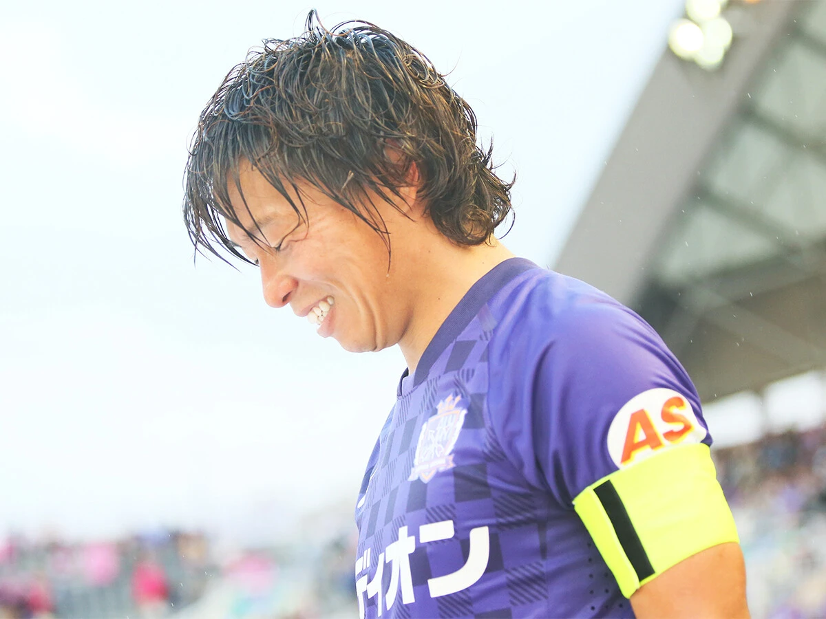 優勝を決めた佐藤寿人はピッチで涙を浮かべた　photo by AFLO