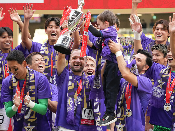 リーグカップで優勝を果たし、日本でのデビューシーズンにタイトルを獲得したヴァレール・ジェルマン（中央）　photo by Masashi Hara/Getty Images