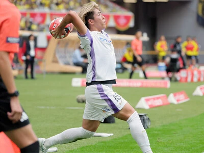 ルヴァンカップ決勝でロングスローを投げ入れる中野就斗（サンフレッチェ広島）photo by スポーツ報知／アフロ 