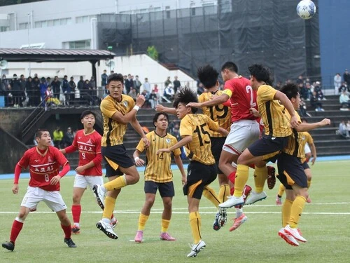 高校サッカー選手権東京都予選の準々決勝を戦う東京朝鮮高（赤）の選手たち　photo by Yoshizaki Eijinho