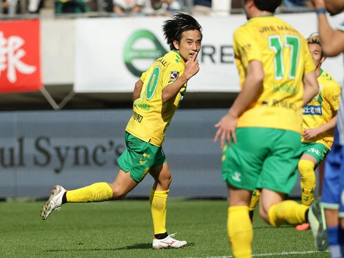 ジェフユナイテッド千葉で「10番」を背負う横山暁之photo by J.LEAGUE/J.LEAGUE via Getty Images