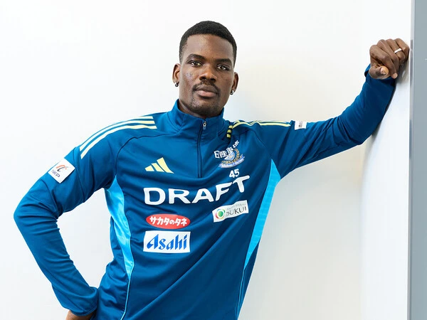 視線をまっすぐにカメラに向けるジャン・クルードphoto by Shogo Murakami