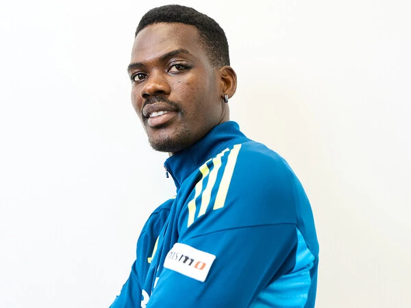 自然にポーズを取るジャン・クルード　photo by Shogo Murakami