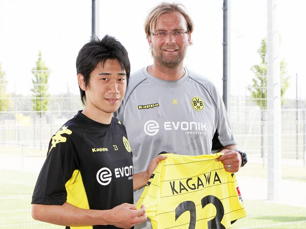 2010年にユルゲン・クロップ監督（右）が率いたボルシア・ドルトムントに約4000万円で移籍し、即座に大活躍した香川真司　photo by picture alliance / Aflo