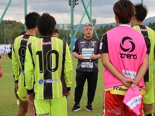 2025年、岐阜のFCボンボネーラでヘッドコーチを務めた山田隆裕 photo by Fc.Bombonera