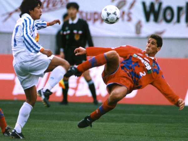 W杯を制した翌年にバイエルン・ミュンヘンから鹿島アントラーズに移り、日本サッカーの成長を促したジョルジーニョ（右） photo by AP Photo / Nikkan Sports / Aflo