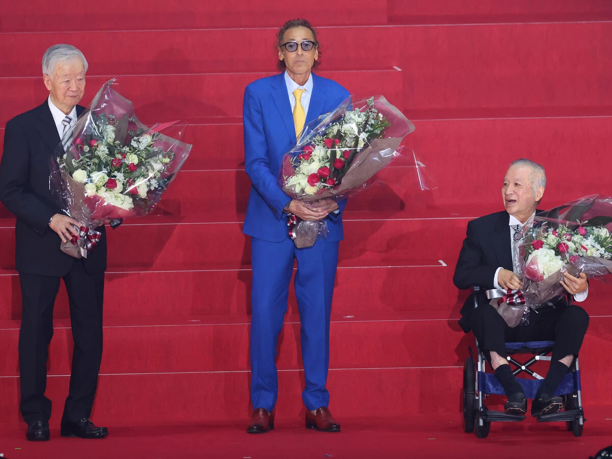 いずれも親交の深いラモス瑠偉氏（中央）、木村和司氏（右）と共に受賞photo by YUTAKA/Aflo Sport