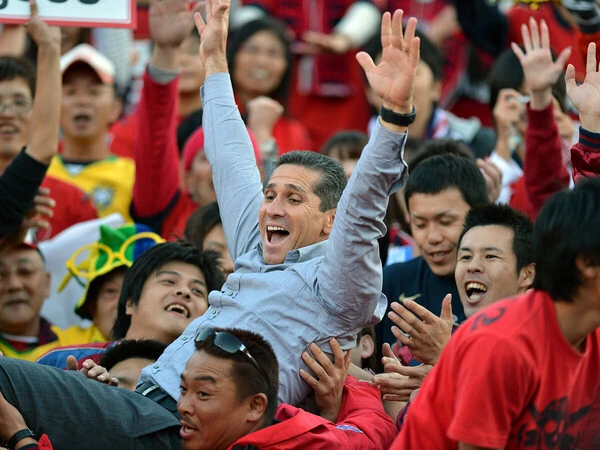 2012年のＪリーグカップで優勝し、サポーターに胴上げされるジョルジーニョ監督　photo by Jun Tsukida / AFLO SPORT