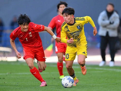 神村学園と鹿島学園の間で熱戦が繰り広げられた全国高校サッカー選手権決勝 photo by Torao Kishiku