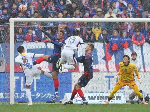 J1百年構想リーグ開幕節、２月７日のFC東京対鹿島アントラーズ戦は、雪の降るなか行なわれたphoto by Torao Kishiku