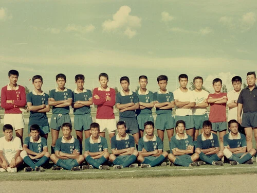 金田喜稔氏（前列一番右）と木村和司氏（前列右から３番目）が在籍していた県立広島工業高校　写真提供：（有）シュート