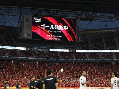 オフサイドの確認などVARには長い時間がかかっている　photo by Getty Images