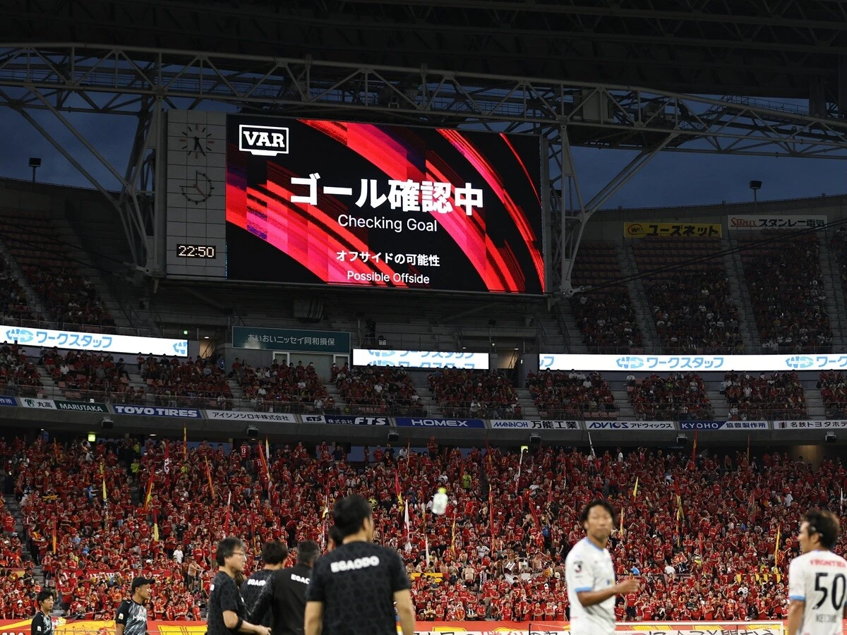 サッカーの「VARが長い」問題 誤審の歴史を知るベテランライターが指摘「はっきりとした、明白な間違い」を防ぐためにあるべき