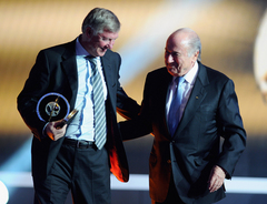 １月９日、バロンドール発表でプレジデント賞（FIFA会長賞）を受賞したアレックス・ファーガソン監督（左）