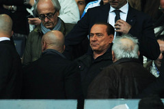経済危機のため昨年11月にイタリアの首相を辞任したシルビオ・ベルルスコーニ。３月17日、パルマ対ミラン戦を観戦するためスタジアムに