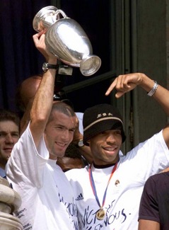 2000年ユーロで優勝、トロフィーを掲げるジダン（左）とアンリ