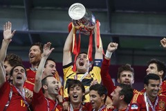 2012年、ユーロ連覇を達成。トロフィーを掲げるスペイン代表