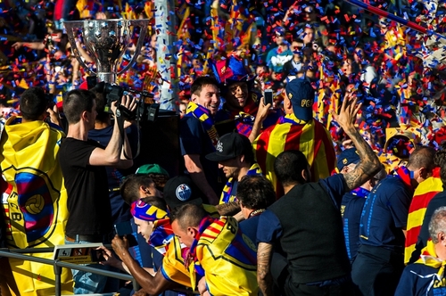 リーグ優勝を喜ぶバルセロナの選手たち。祝勝パレードには約50万人が押し寄せた