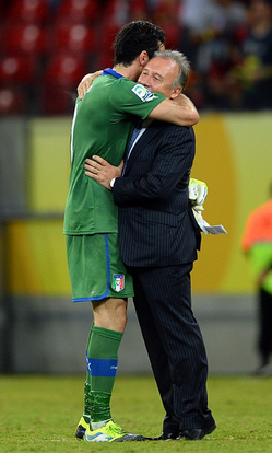 試合後、ブッフォンと抱き合うザッケローニ監督　photo by Getty Images