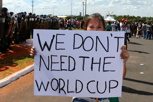 ワールドカップは要らないと訴えるデモの参加者