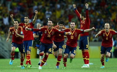 ＰＫ戦を制して決勝進出が決まった瞬間、歓喜するスペイン代表の選手たち