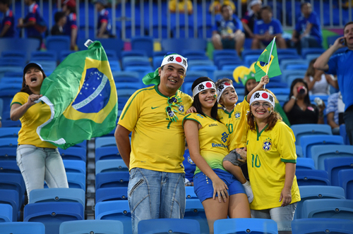 日本の試合でも多くの陽気なブラジル人ファンの姿が