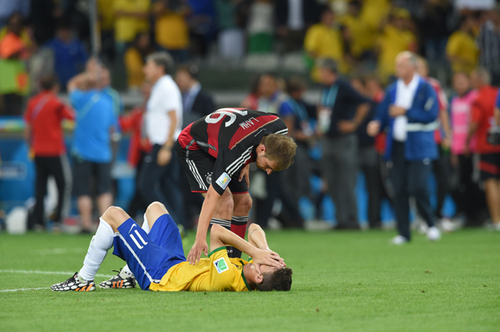 Ｗ杯準決勝後のオスカル（ブラジル）とラーム（ドイツ）photo by JMPA