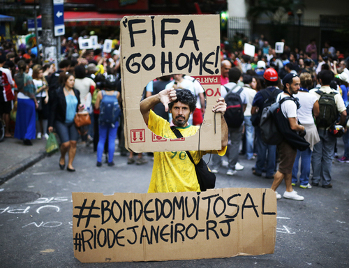 大きな負債を背負わされることに不満を募らせているブラジル国民