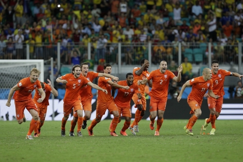 PK戦を制して勝利が決まった瞬間に走り出すオランダの選手たち