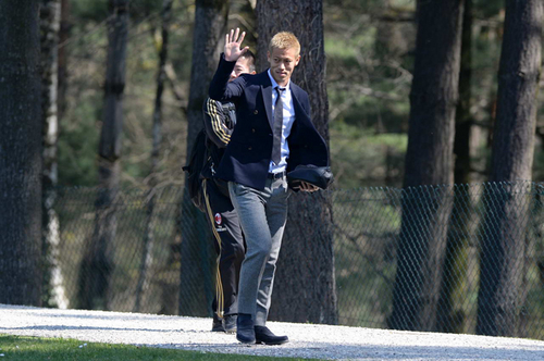 ミラネッロでファンに手を振る本田圭佑（BUZZI/FOOTBALL PRESS）