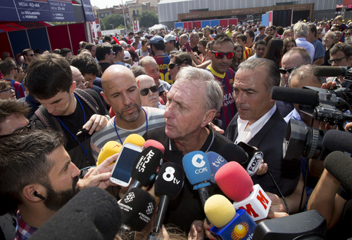 バルセロナの会長選後、記者に囲まれるヨハン・クライフ（photo by Getty Images）